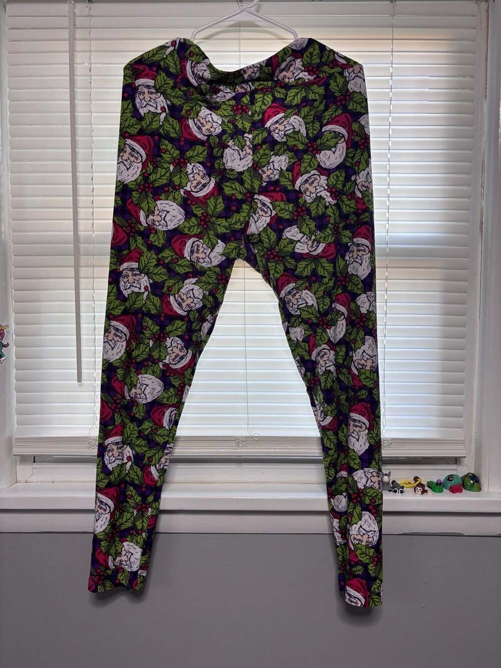 LuLaRoe Christmas Leggings Size TC2 Santa Claus Holly Berry Print